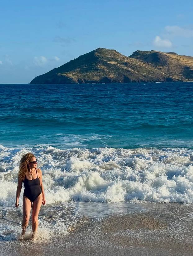 Zvijezda filma 'Prljavi ples' je pokazala tijelo u badiću. Ovako sada izgleda Jennifer Grey (65)