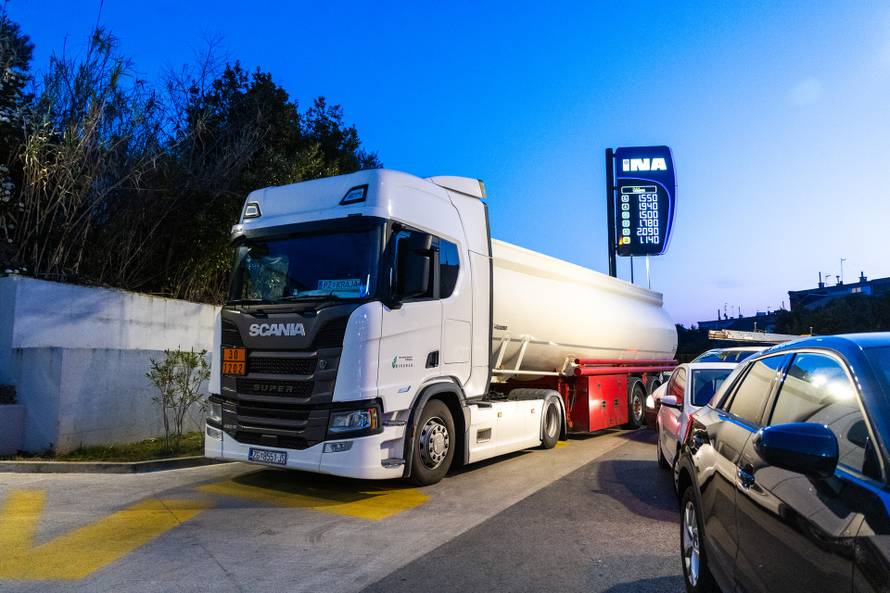 Pula: Automobili na benzinskim pumpama uoči sutrašnjeg poskupljenja benzina