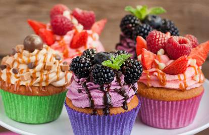 Recept za cupcake u 3 varijante: Od maline, kupine i čokolade