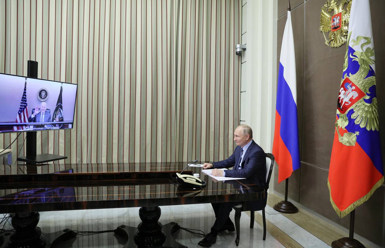 Biden Putinu: Očekujte sankcije ako napadnete Ukrajinu...