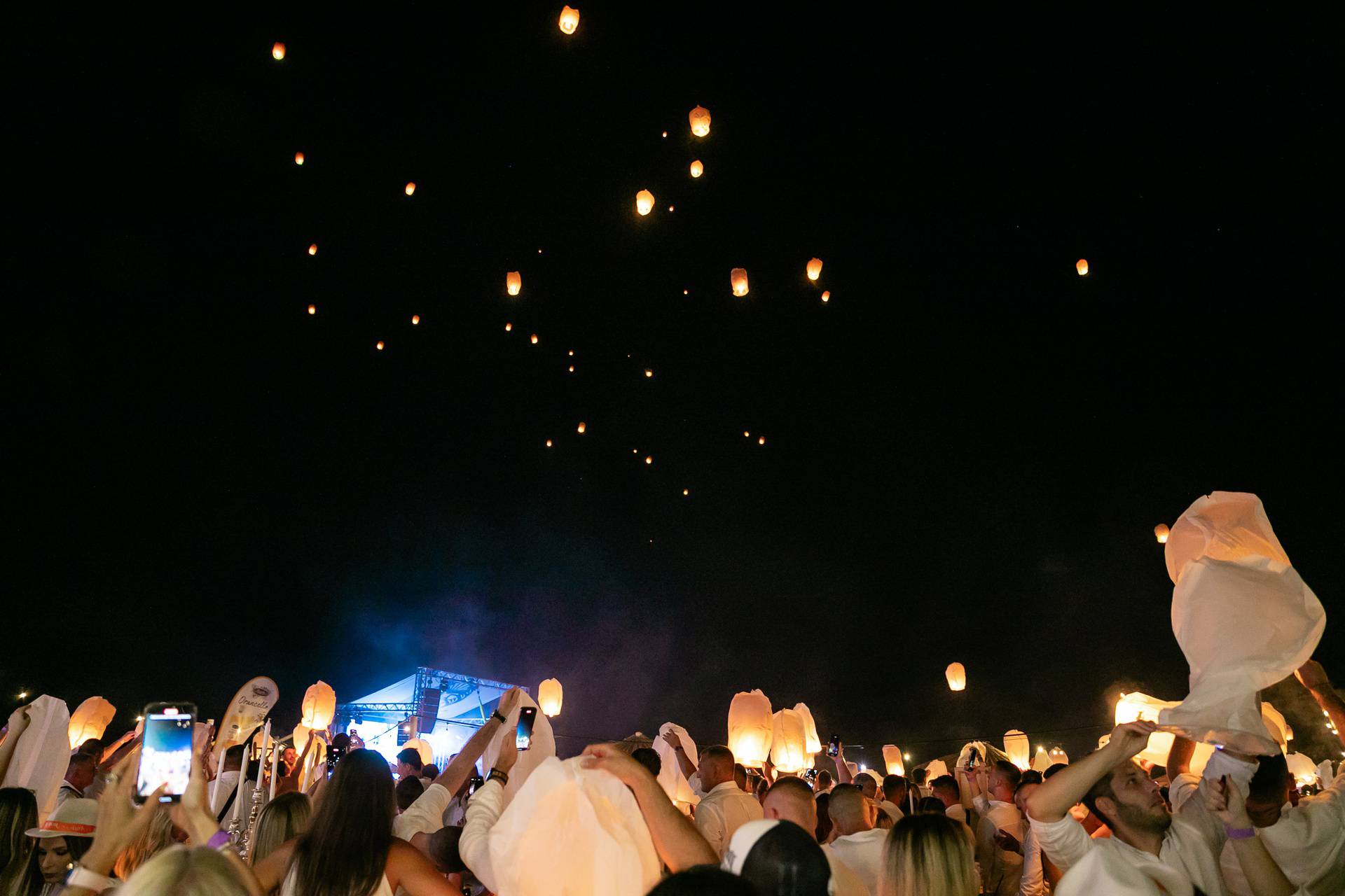 Spektakularni ljetni white party D’or beach cluba, Destilerije Aura i dizajnera Borisa Ružića