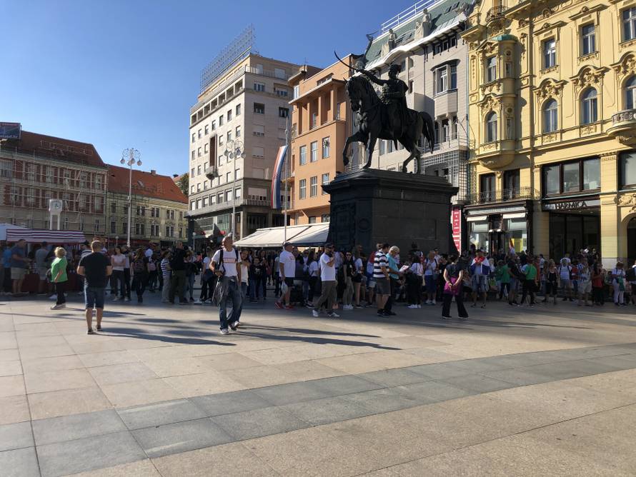 Tony Cetinski zaurlao: 'Cijepite si mamu!', a skup na trgu je završio s hrvatskom himnom