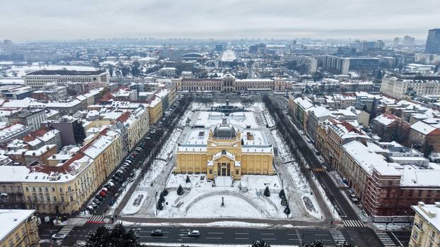Pogled iz zraka na centar Zagreba prekriven snijegom