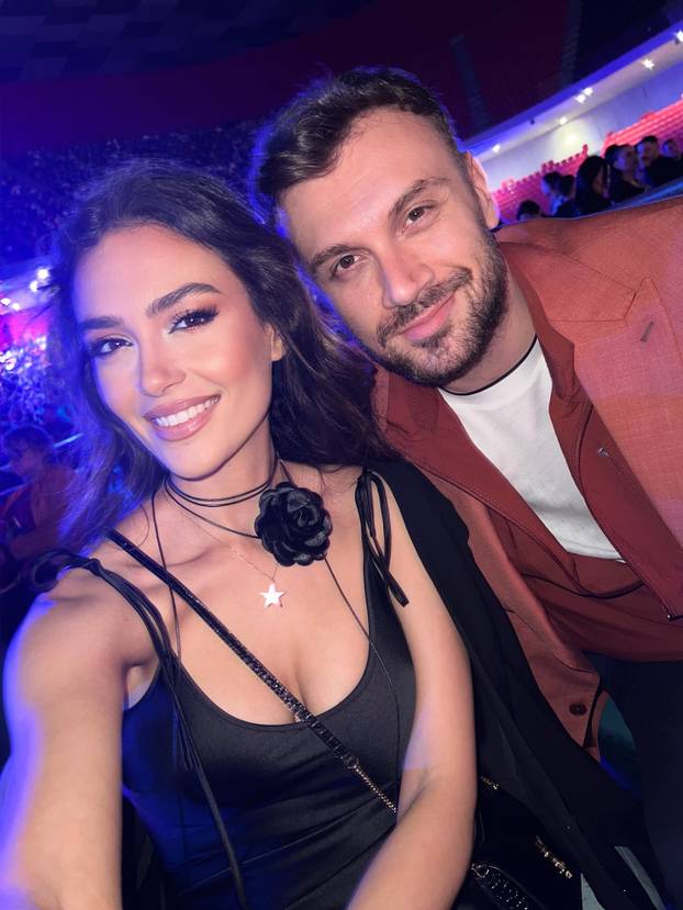 FOTO Pogledajte kako je fatalna Albanka proslavila pobjedu nad Srbijom. Neki su joj zamjerili