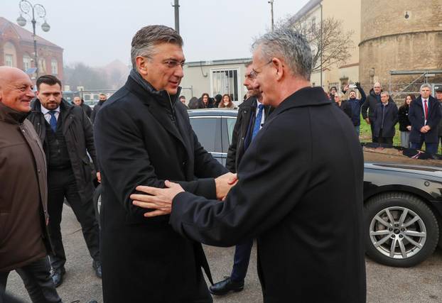 Zagreb: Andrej Plenković i mons. Dražen Kutleša obišli i razgledali obnovljenu unutrašnjost katedrale