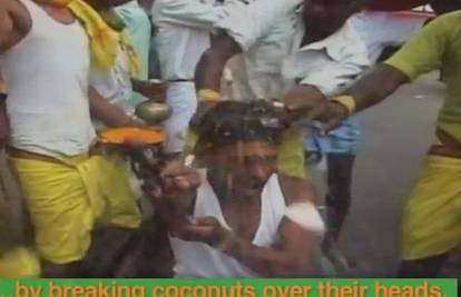 Razbijaju im kokosov orah na glavi: To nosi uspjeh i sreću
