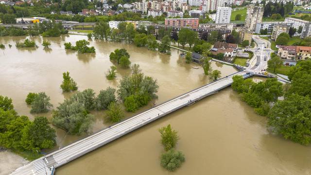 Karlovac: Pogled iz zraka na rijeku Koranu koja se izlila iz svog korita