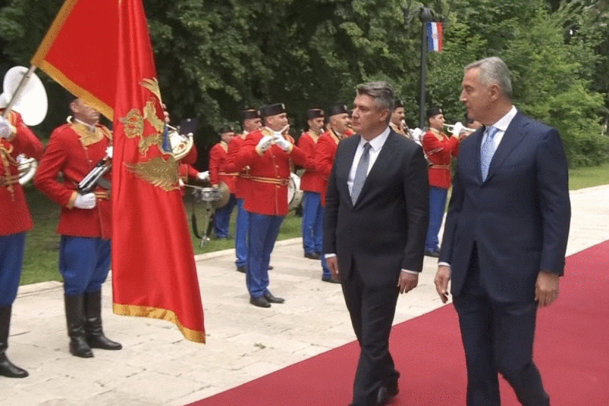 Milanović je 'promašio' zastavu Crne Gore, Đukanović ga hvatao za ruku i vraćao natrag