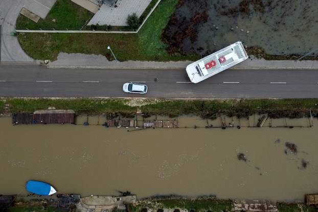 Nin: Pogled iz zraka na poplavljeno područje gdje je voda na cestu izbacila brod