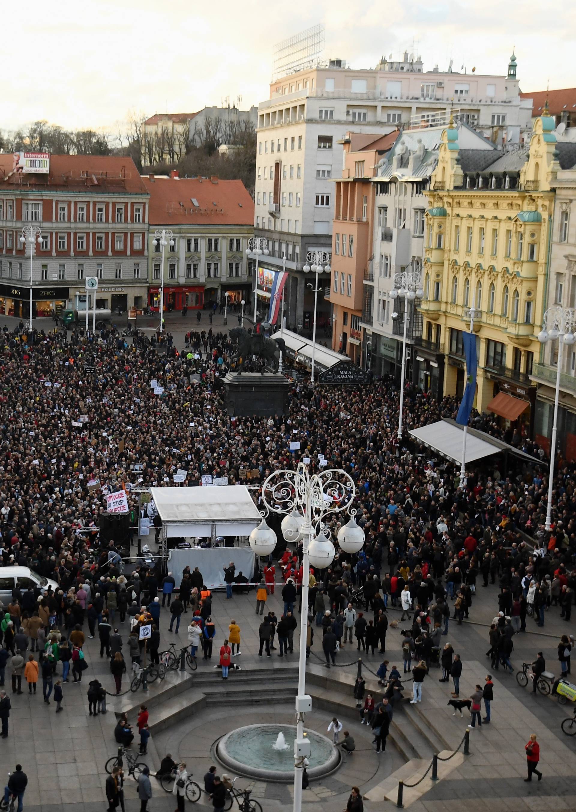 Tisuće na prosvjedu protiv Bandića u Zagrebu