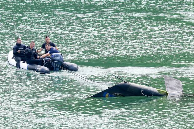 Buturović Polje: Započela je operacija izvlačenja vojnog helikoptera koji se srušio u jezero