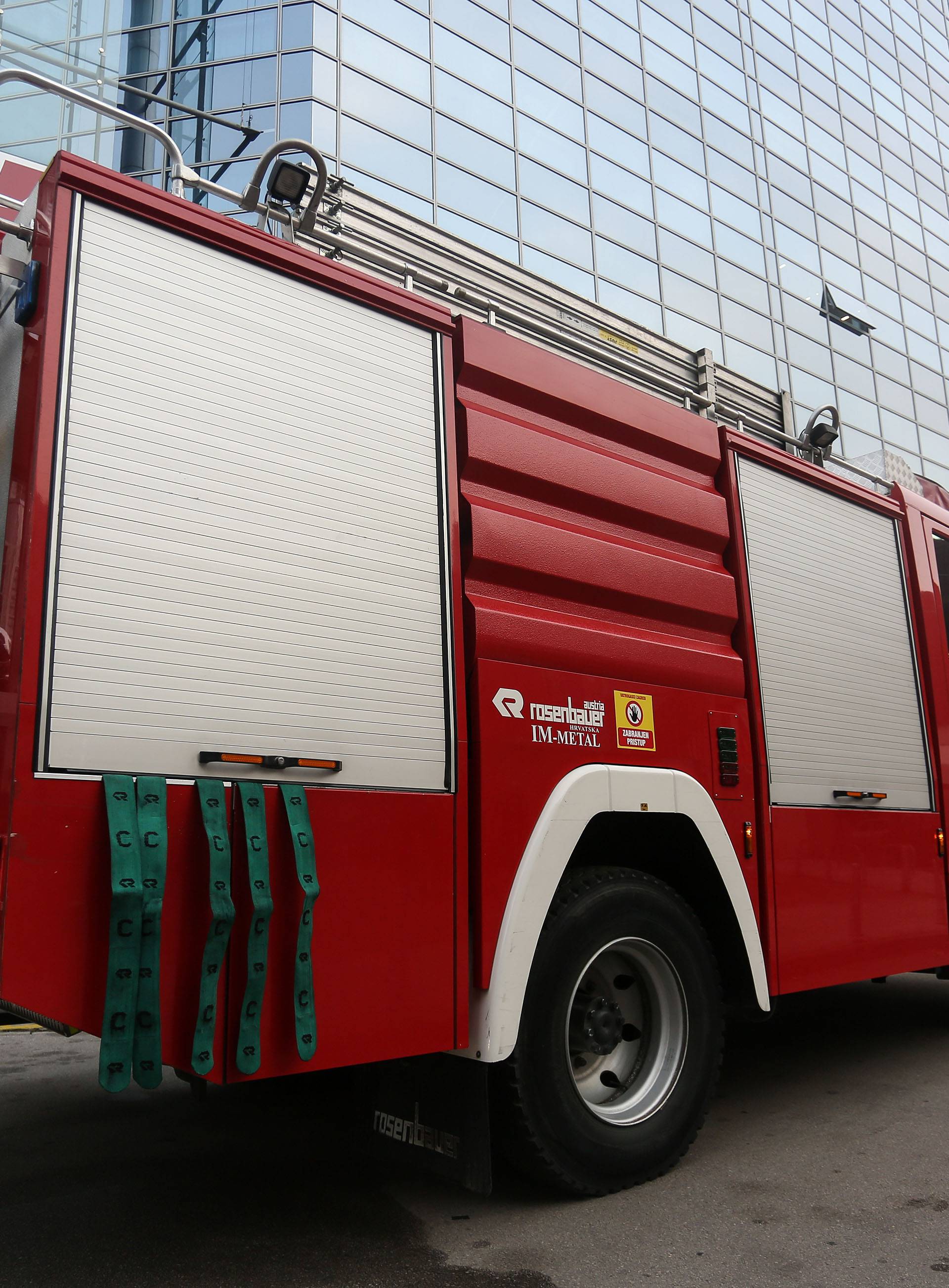 Gorjelo je vozilo u podzemnoj garaži: Vatrogasci ugasili požar