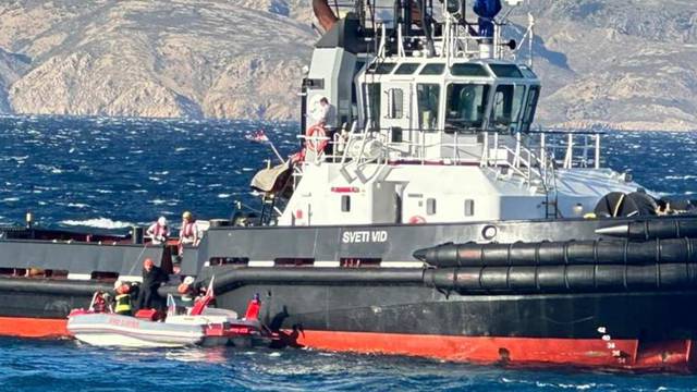 VIDEO Loparski vatrogasci kod Raba spasili ljude iz nasukanog broda: 'Uvjeti su bili nemogući'