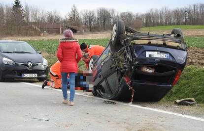 Kod Koprivnice jurio pa završio na krovu, vozača odvela Hitna