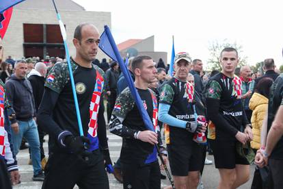 FOTO Kiša lije u Škabrnji, susreli se Milanović i Butković,  u Koloni sjećanja i bračni par Pevec...