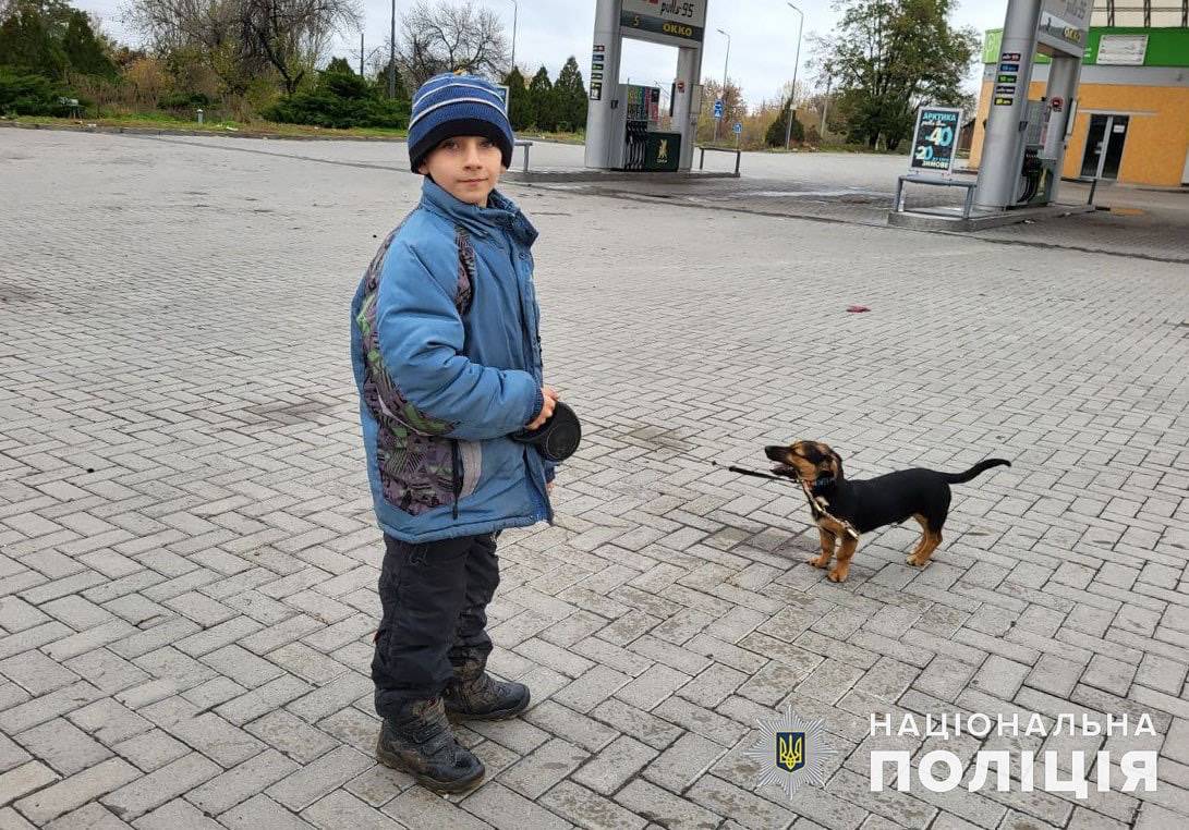 Bohdanu (8) je ruska granata ubila trudnu majku i oca. Ostao je sam, društvo mu pravi psić...