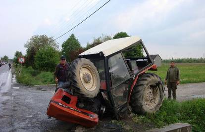 Vozača prignječio traktor, bori se za život u bolnici