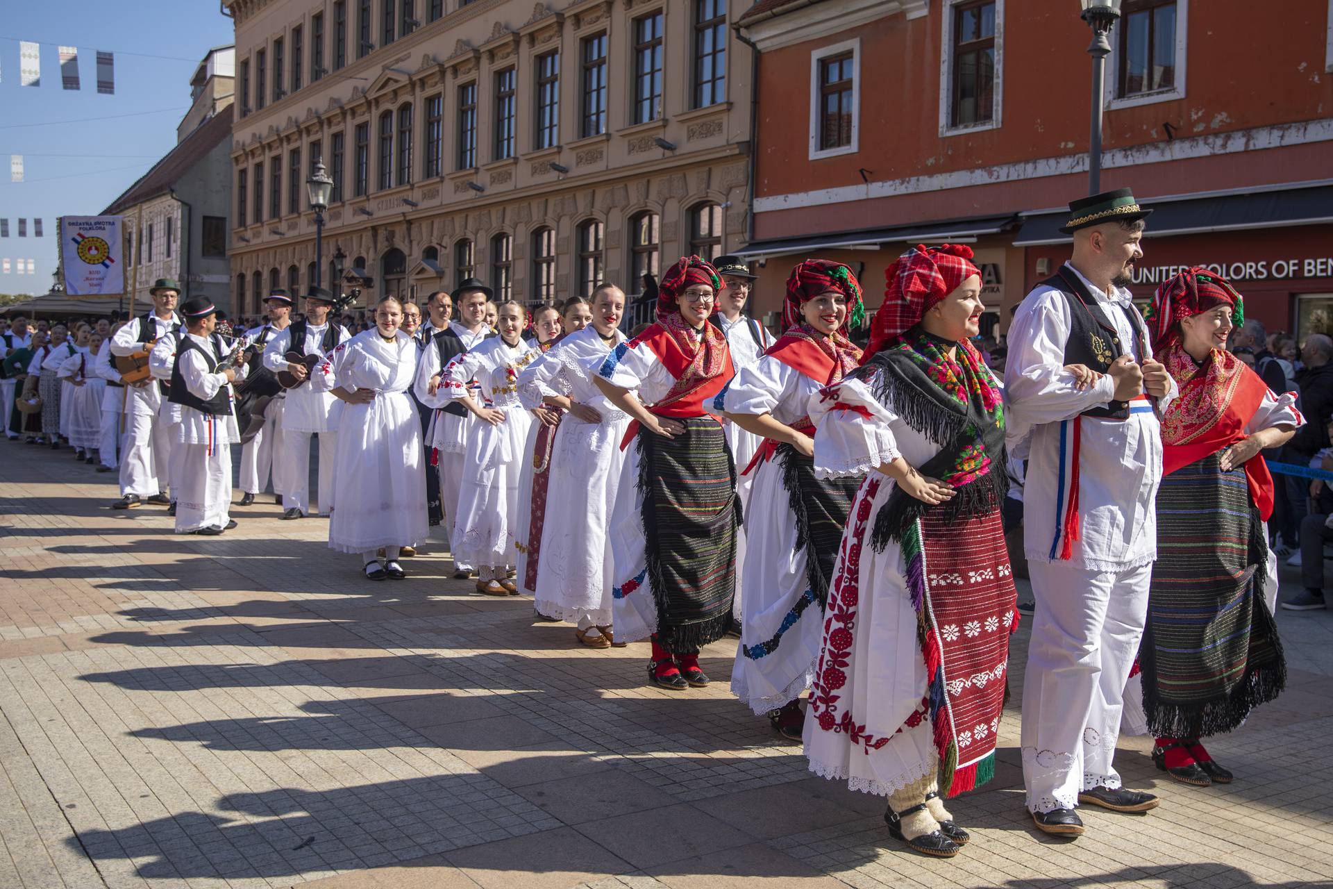 Svečani mimohod sudionika 59. Vinkovačkih jeseni