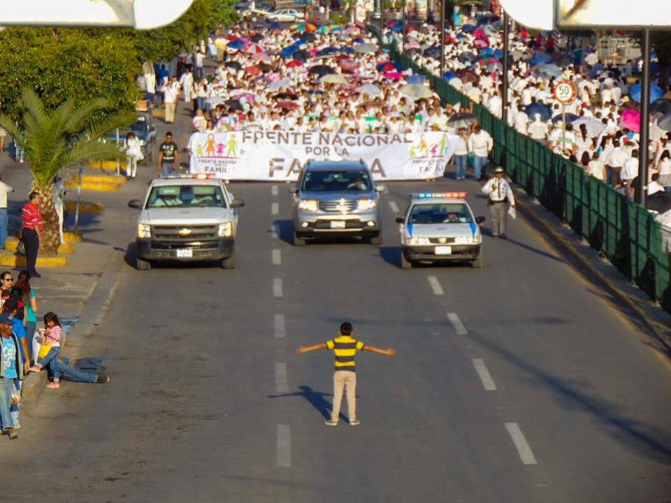 Mali heroj: Dječak stao ispred 11.000 anti-gay prosvjednika