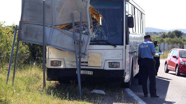Autobus se zabio u prometni znak, vozača prevezli u bolnicu