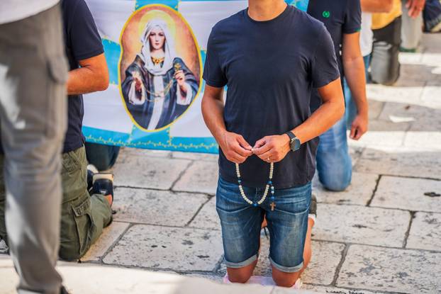 Split: Održana je molitva krunice na splitskom Peristilu