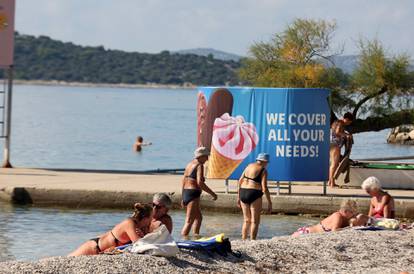 FOTO U Vodicama je jesen samo u kalendaru: Turisti na plažama upijaju sunce i uživaju u moru