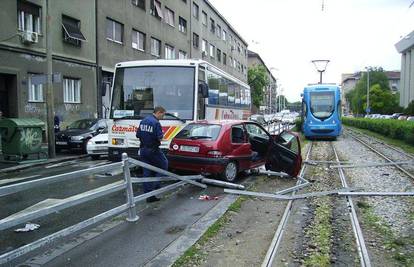 Autom naletjela na dva pješaka na stanici