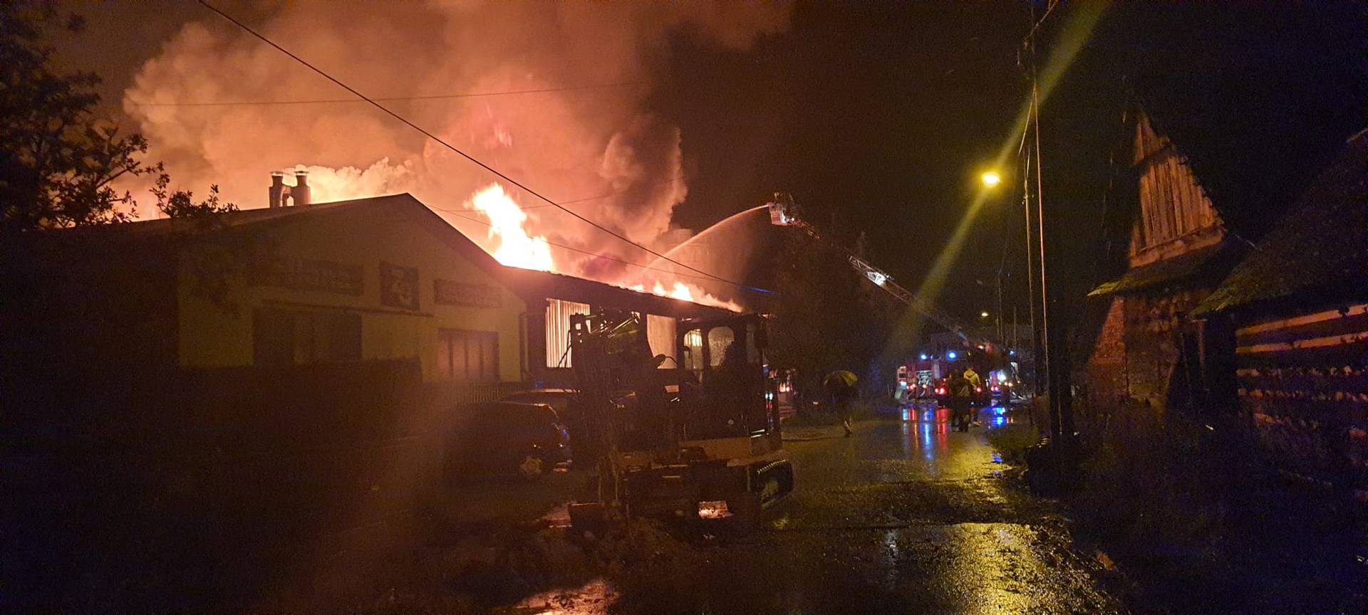 VIDEO Borba s buktinjom kod Velike Gorice. Požar usred noći gutao tvornicu parketa i pilanu