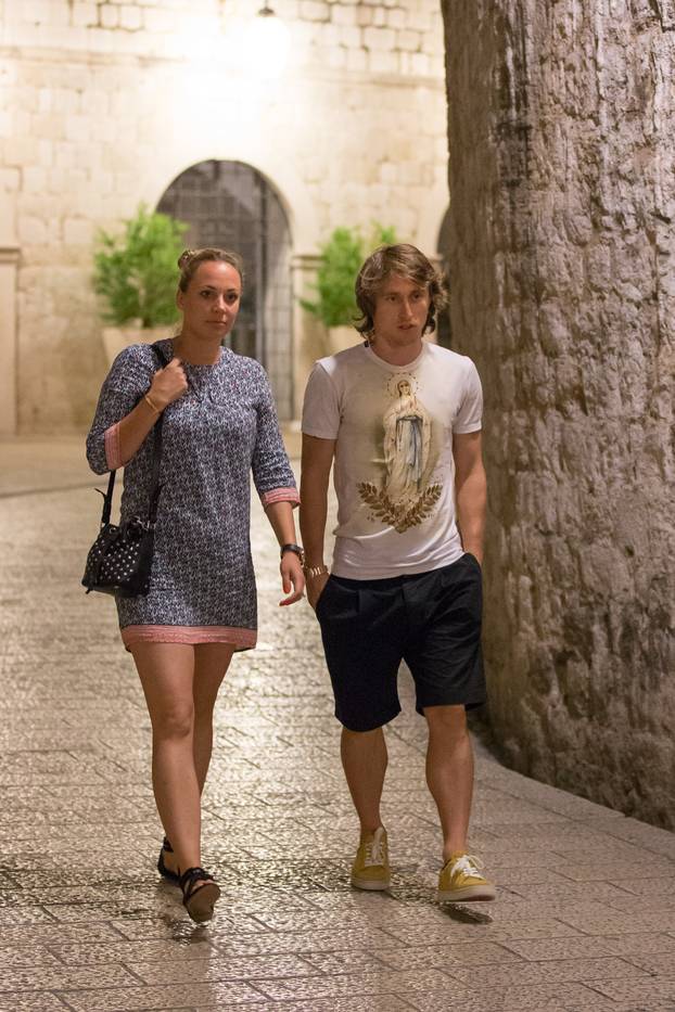 ARHIVA - 2015. Dubrovnik: Luka Modrić sa suprugom Vanjom i prijateljima u šetnji gradom