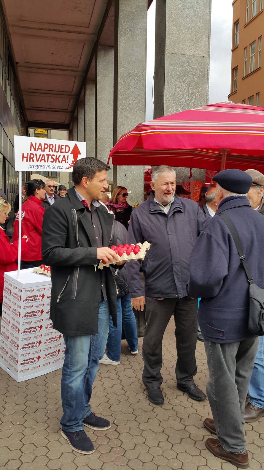 U dva dana spremili  2500 pisanica i podijelili ih na Trgu