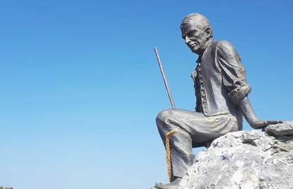S planine ukrali 50 kg težak kip: Spomenik starcu Gungi trebao  biti turistička atrakcija tog kraja