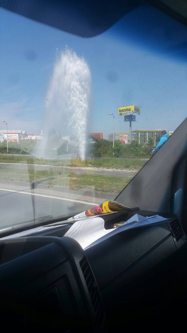Nova fontana: Iz hidranta je voda šikljala 10 metara u zrak