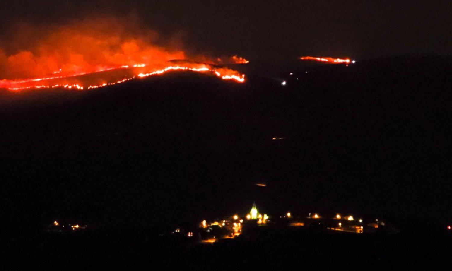 VIDEO Požar na Ćićariji u blizini Bresta. Vatrogasci: 'Nemamo ga pod kontrolom, puše jaka bura'
