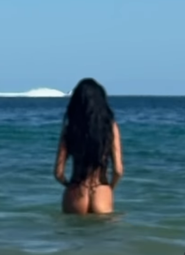 FOTO Ivana Knoll gola u moru? Tange su joj toliko minijaturne da su gotovo i nevidljive...