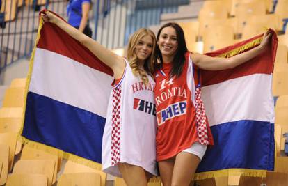 Atraktivne plesačice i hrvatske navijačice podizale atmosferu