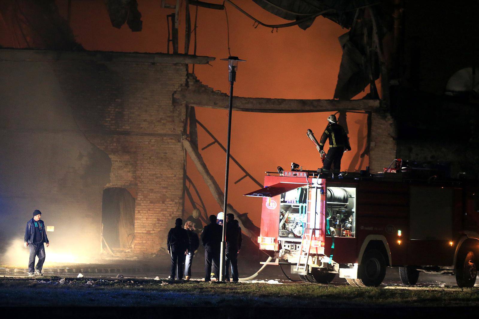 Osijek: Veliki broj vatrogasaca gasi požar u jednoj od hala tvrtke Drava International