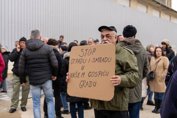 U Gospiću održan prosvjed radi odlaganja opasnog otpada 
