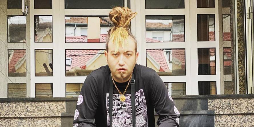 Reper Rasta izašao iz pritvora, u rukama je nosio dvije crne vreće