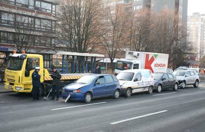 Zagreb: Dostavni kamion naletio na pet automobila