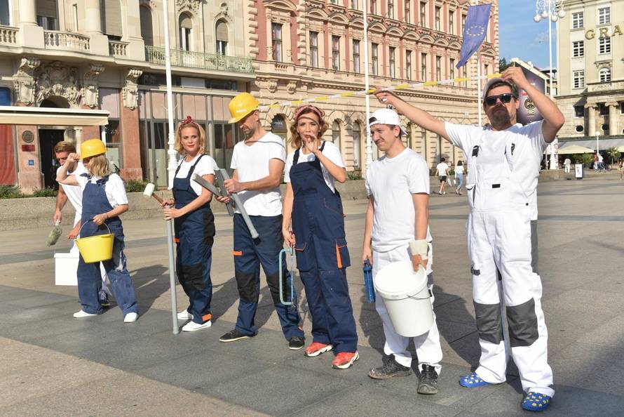 Zagreb: Performans glumaca kazališta Moruzgva uoči premijere predstave "Majstori"