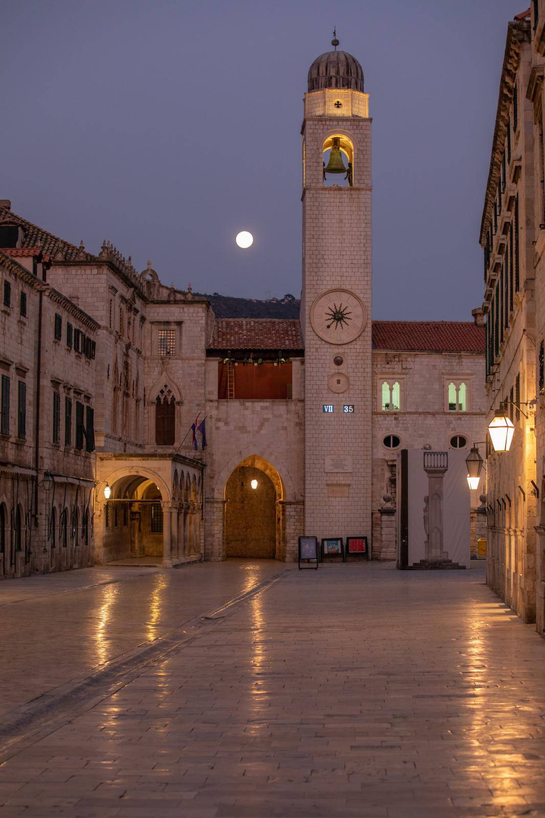 Ružičasti supermjesec nad Dubrovnikom