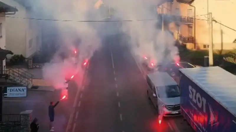 Ličani ispratili buseve koji voze u Zagreb na prosvjed bakljadom