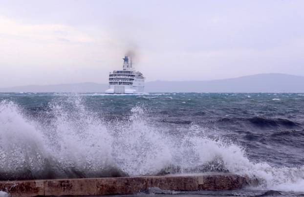 Olujno jugo u Splitu, more se izlilo na obalu