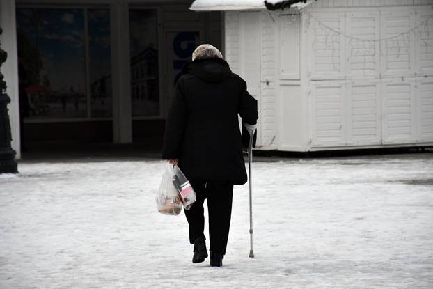 Zaleđene prometnice i javne površine Slavonskog Broda otežavaju kretanje građana