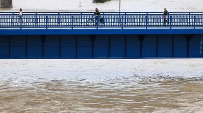 FOTO Sava se izlila iz korita u Zagrebu, Kupa raste i stvara nemile probleme u Karlovcu