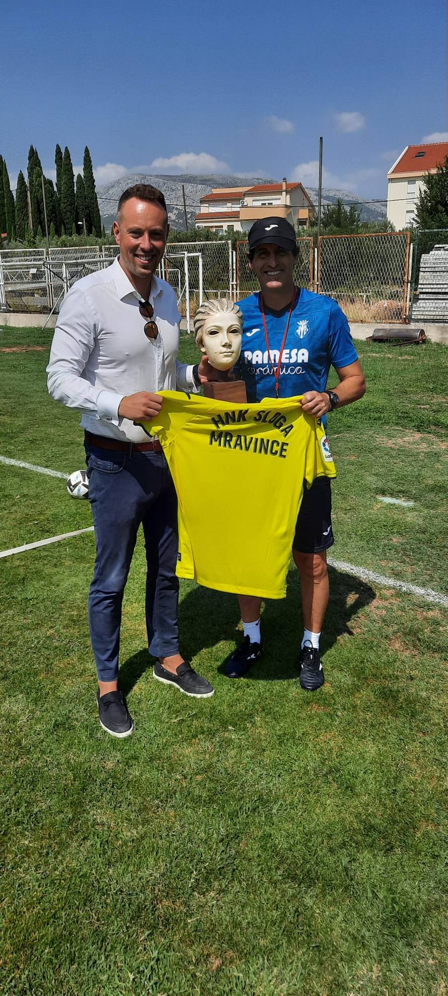 Krasna gesta 'žute podmornice': Trenirali kod Sloge Mravince i djeci darovali dresove i poklone