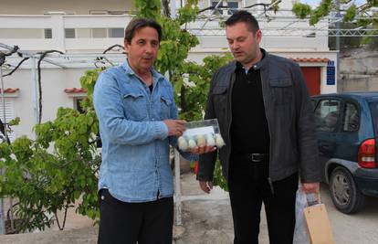 Stipe Petrina predao jaja i ulje jednom od pobjednika natječaja