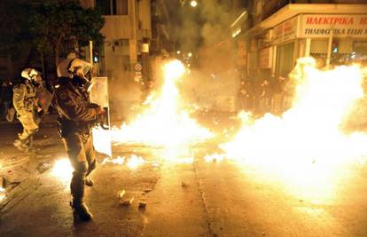 Prosvjed protiv Syrize: Bacali eksplozive, razbijali izloge...