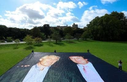 Trump stiže u Britaniju, aktivisti razvili mega fotografiju njega i pedofila Jeffreyja Epsteina...