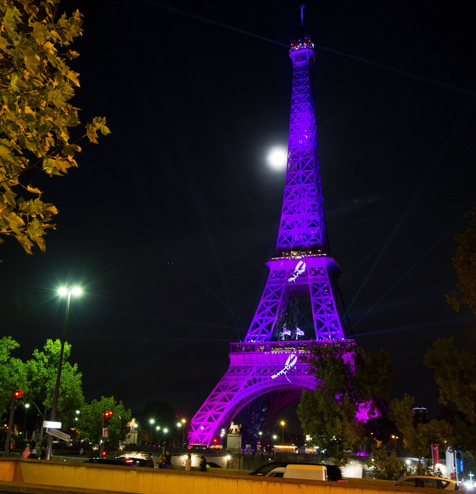 La tour Eiffel illuminée en rose dans le cadre de l'opération Octobre rose à Paris